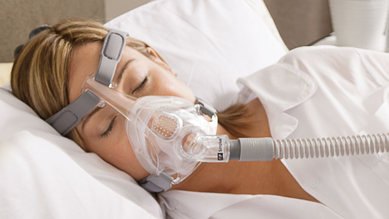 Person using the F&P Simplus full face CPAP mask while sleeping